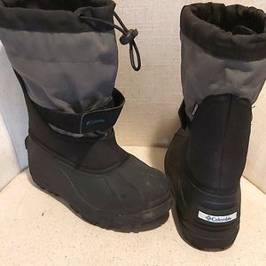 Columbia size 1 boys snowboots